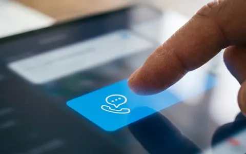 Tablet mit deutlich sichtbarem Call-to-Action-Button auf einem Kanzleischreibtisch