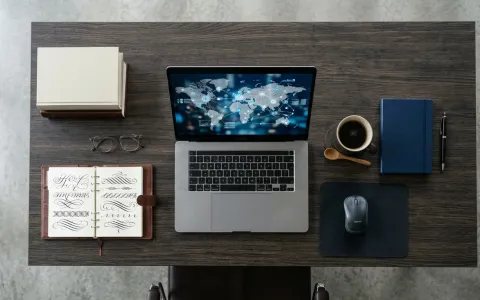 Anwalt nutzt LinkedIn am Laptop auf dem Schreibtisch